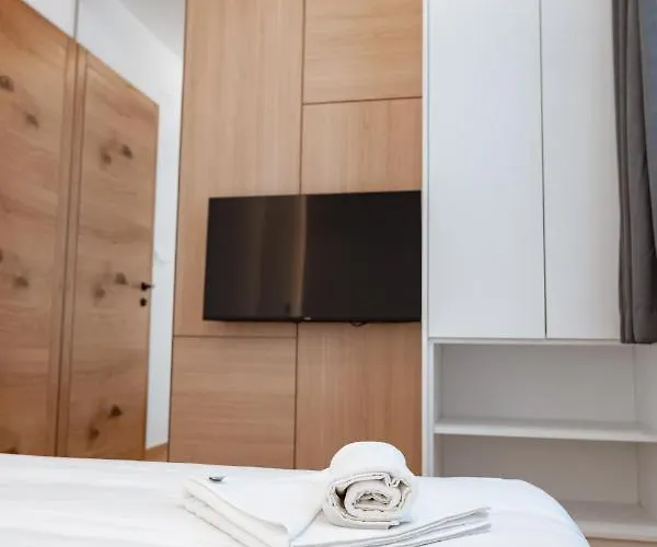 Zlatni Javor Aparthotel 4*